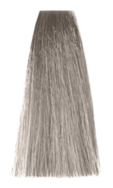 Šviesi pelenų blondinė