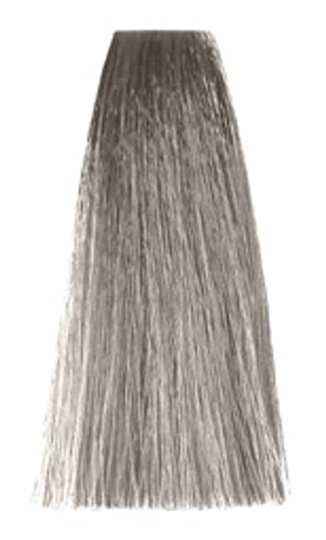 Labai šviesi pelenų blondinė